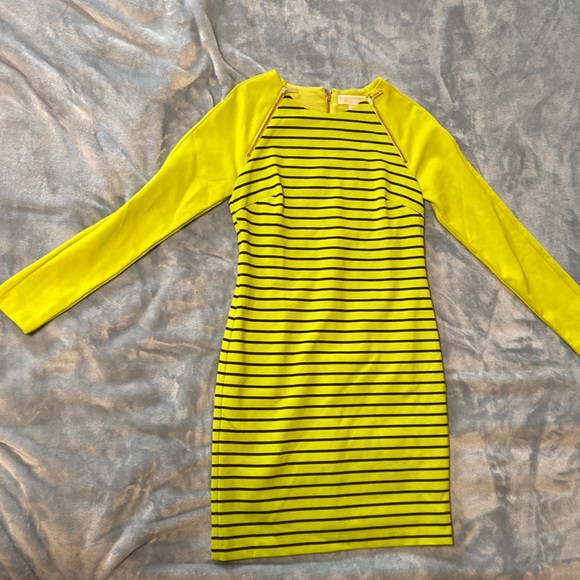chartreuse Michael Kors dress with should zip feature - Picture 1 of 4